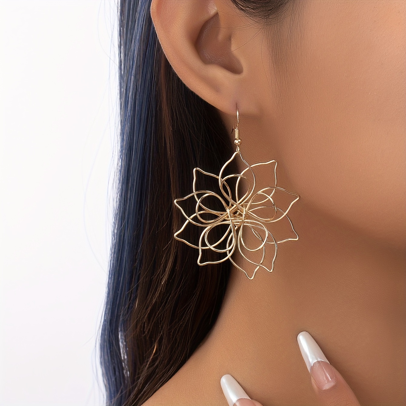 

Une paire d'oreilles de fleur en fer tendance et polyvalentes.