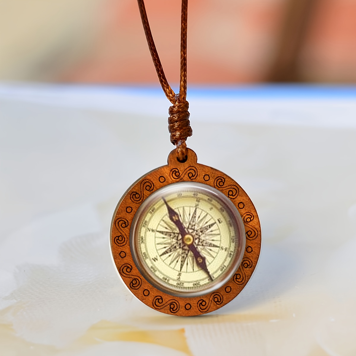 TEMU Ciondolo per collana a in legno, 1 pezzo, sia per donne che per . una cornice a bussola in stile vintage dal design elegante con e lancetta che