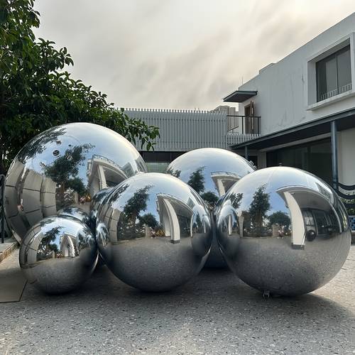 4 different sizes 12 inch 15 inch 18 inch and 24 inch 4d silvery aluminum foil balloons giant round mirror reflective balloons with a reusable and sturdy base foil balloons in 4d silvery metallic mirror balloons suitable for birthday