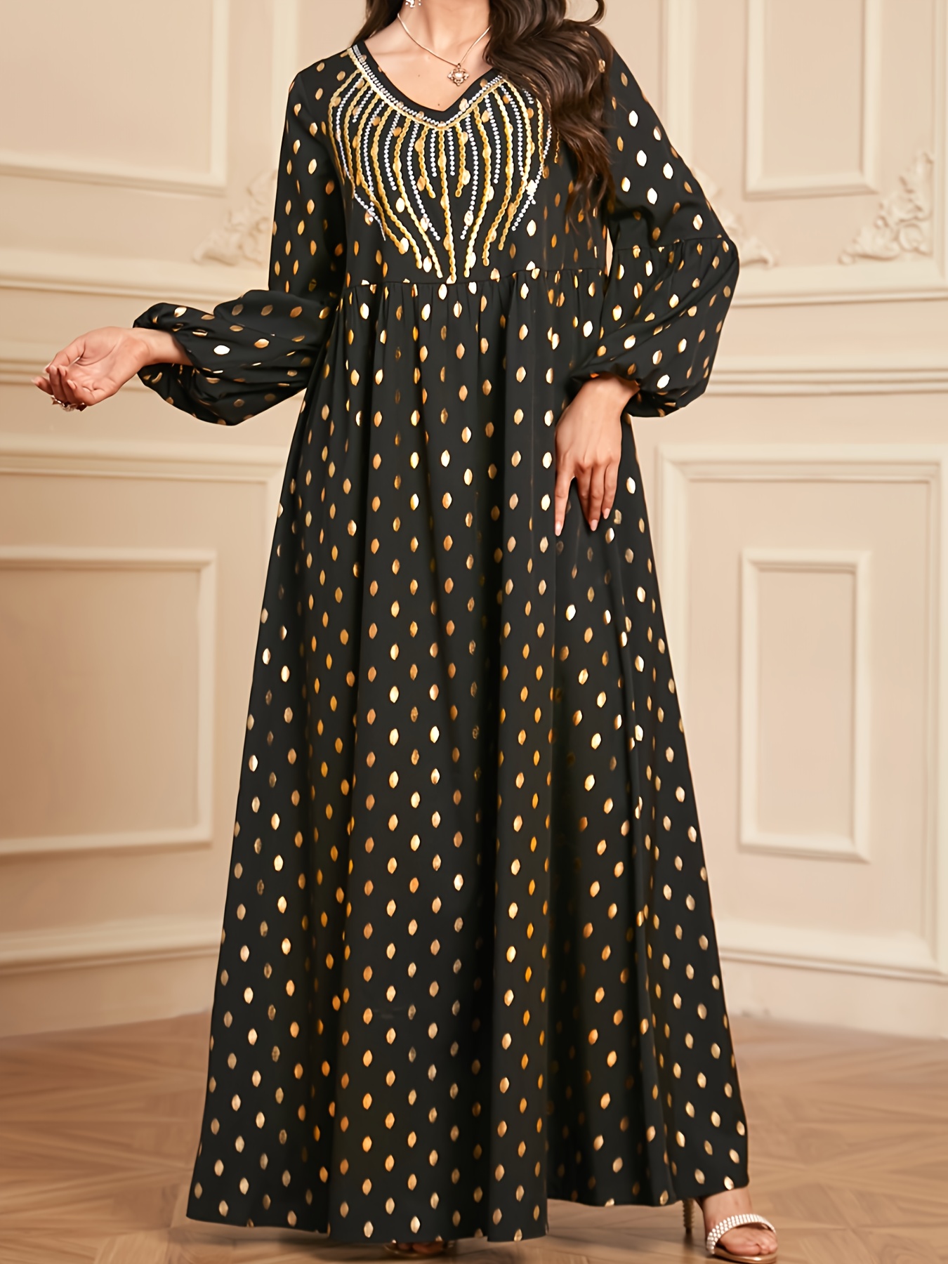 فستان نسائي طويل الأكمام بتصميم أنيق ومطرز بالذهب