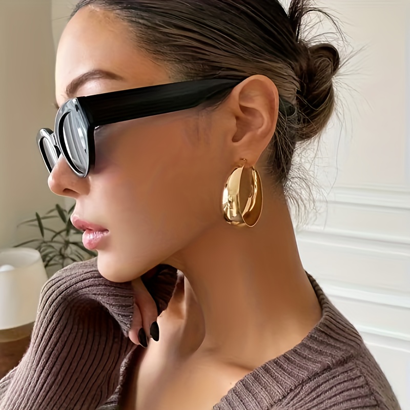 A Pair Of Vintage-style Large Hoop Earrings For Women - A Fashionable And Elegant Accessory, Perfect For Daily Wear And Parties. | Fashion Hoop Earrings | Durable Earrings, Large Hoop Earrings