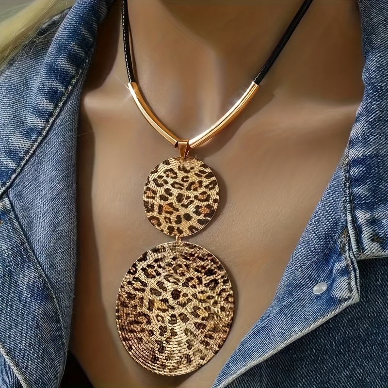 

Collier Pendentif Géométrique Spirale pour Femmes - Chaîne de Clavicule en Fer d'Inspiration Vintage, Parfait pour Tenue Décontractée