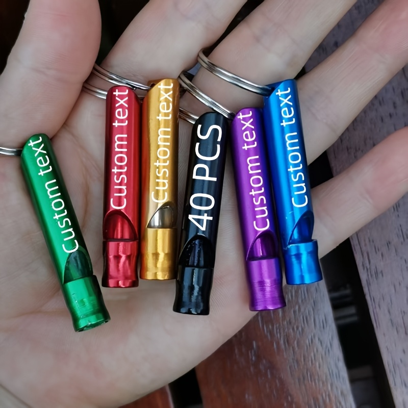 E-shop 40 Stück personalisierte gravierte Metall-Überlebenspfeife mit Schlüsselanhänger – Individueller Name, Firmenlogo, Teamabzeichen, Slogan – Bunte
