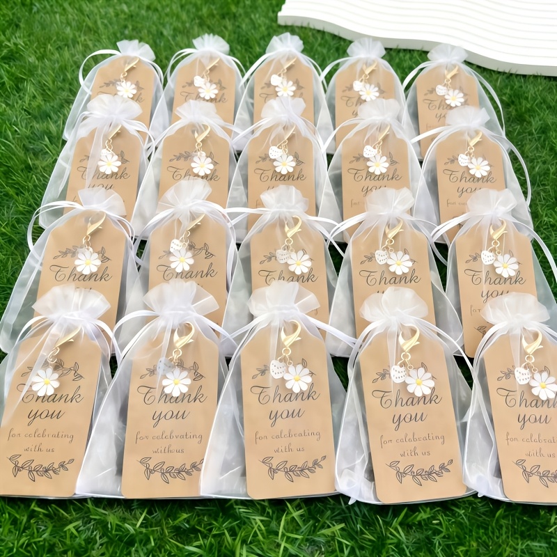 E-shop 60 Stück/20 Sets/Weiße Gänseblümchen Herz Schlüsselanhänger Party Gastgeschenke Set, 20 Schlüsselanhänger + 20 Dankeskarten + 20 Organzabeutel,