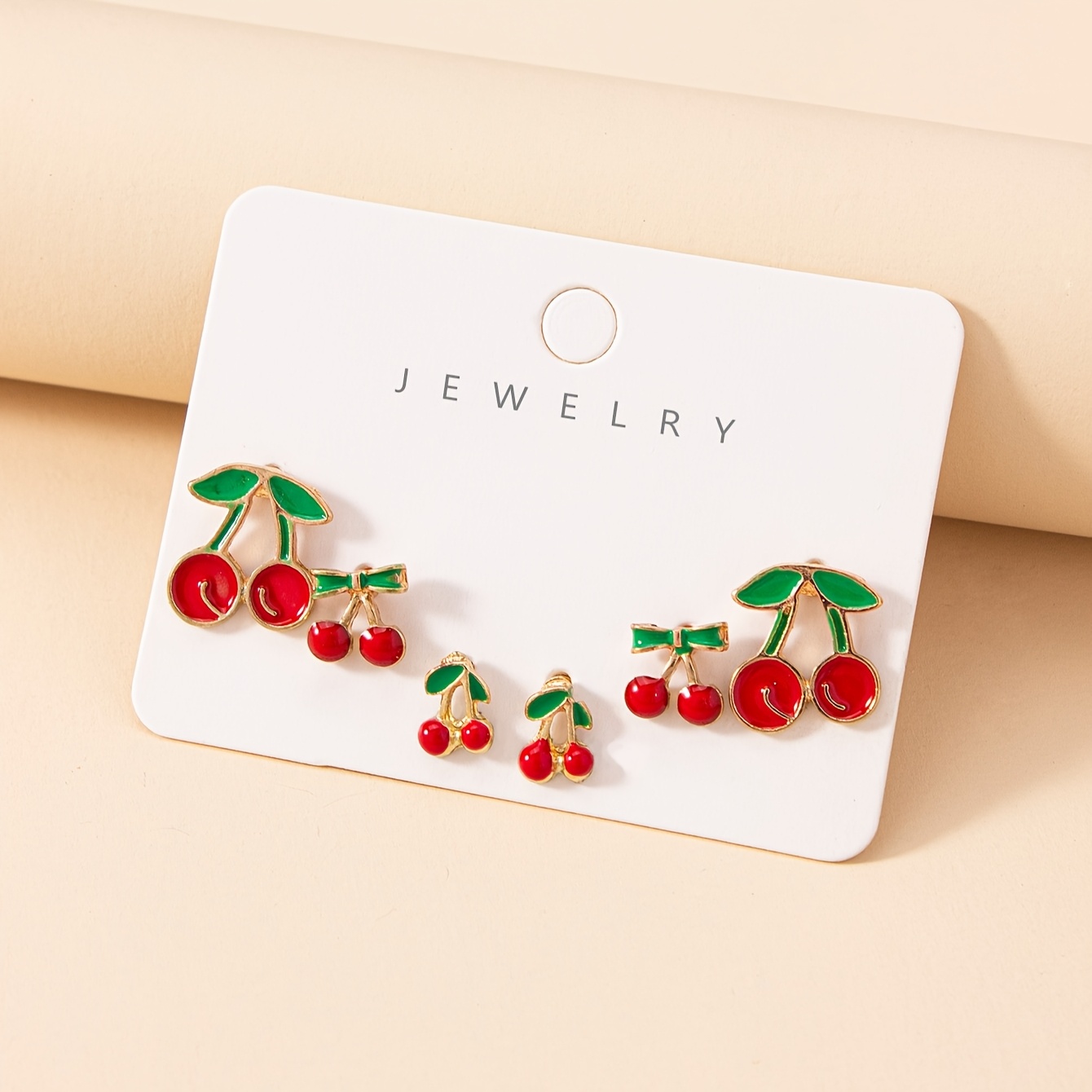 

Un ensemble de 3 paires de boucles d'oreilles tendance et mignonnes en fausse , pour les vacances et , un bijou idéal .