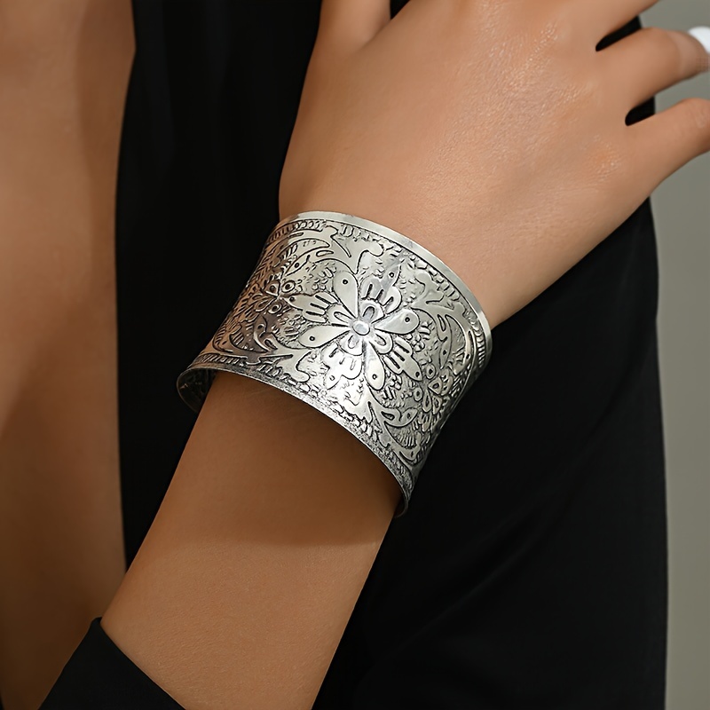 

Vintage-inspired Geometric Floral Cuff Bracelet - Alloy, Perfect For Everyday Wear & Parties