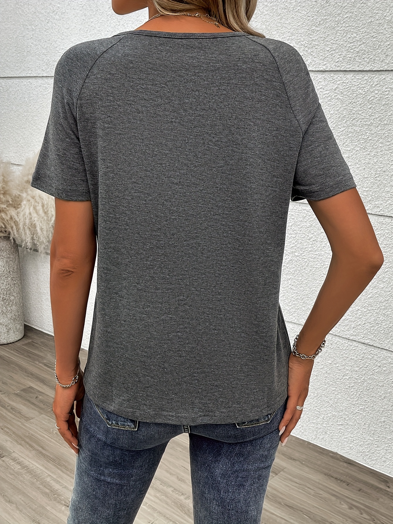 V-neck solid color printed short-sleeve T-shirt