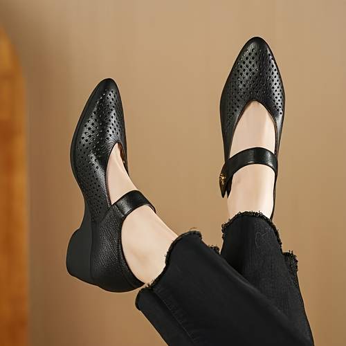 larawan ng item ang mga single shoes na low-heeled at pointed-toe para sa mga kababaihan ay angkop para sa - na at pagpasok sa trabaho. ang disenyong low-heel ay nagko- sa paglalakad. ang perforated design ng upper ay magaan at breathable, na may eleganteng embellishments, sapatos ng kababaihan.