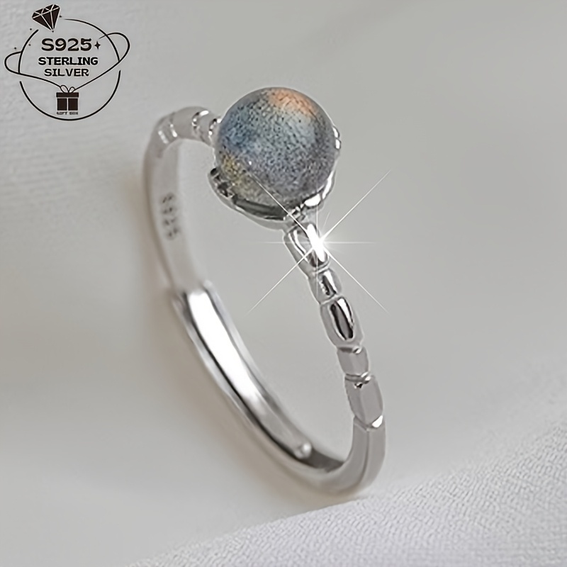 

Une bague ouverte en argent 925 pour femme. Parfaite pour un ou pour les fêtes, elle constitue un cadeau de luxe idéal pour les fêtes.