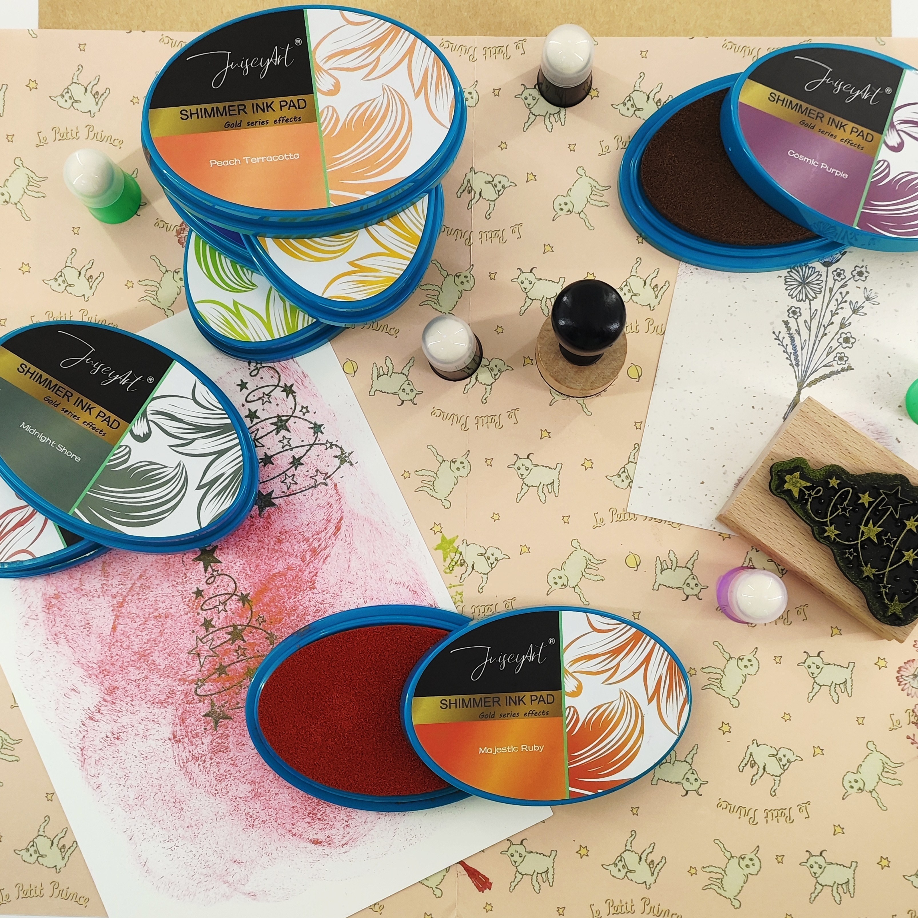 JuiscyArt 4-color set of Golden Shimmer Pigment Ink Pad, suitable for creating handbooks backgrounds, artistic paintings, and special fonts. It is applicable for making greeting cards such as Mother's Day, Father's Day, and Teacher's Day cards.