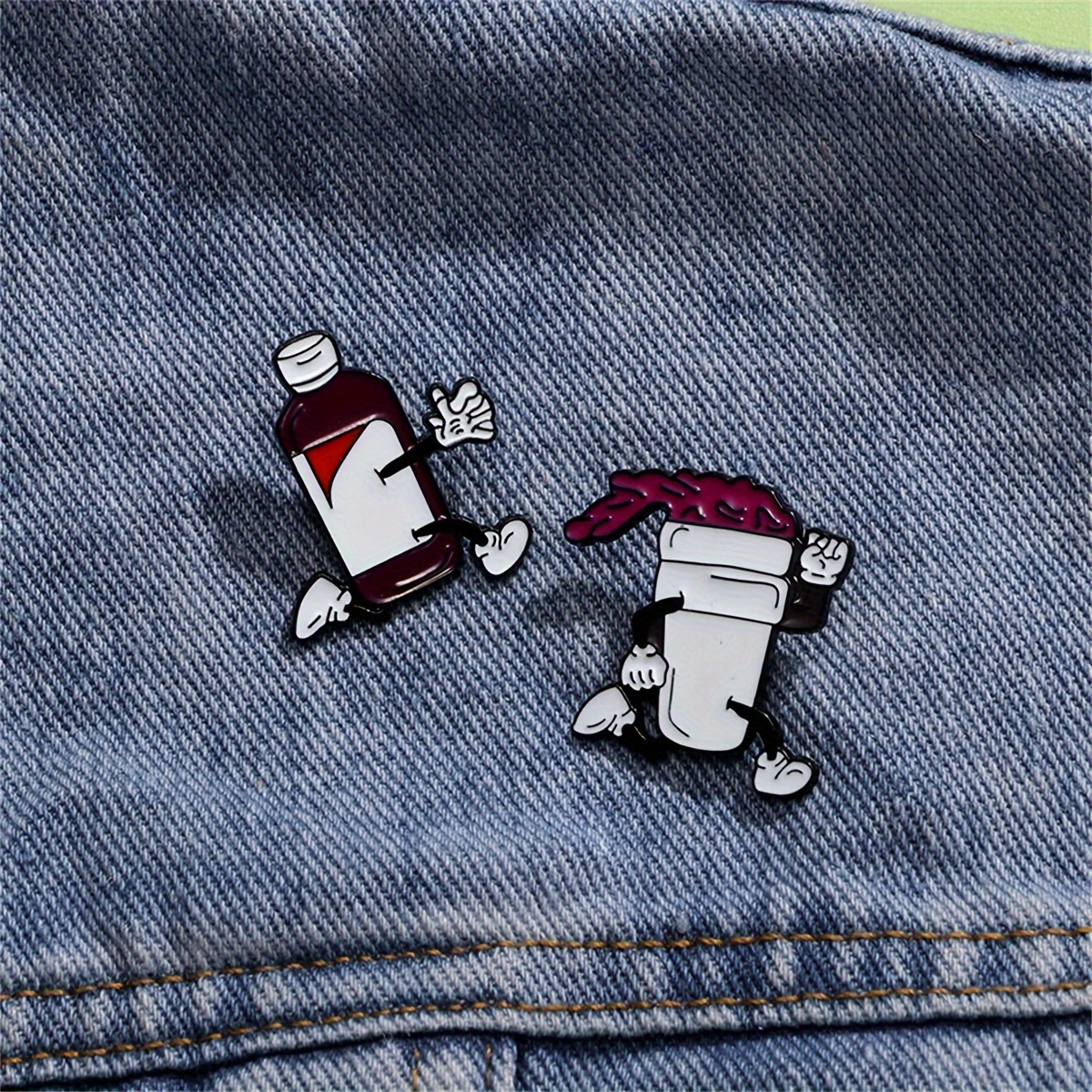 E-shop Set mit 2 bezaubernden Cartoon-Flaschen-Verfolgungsbecher-Emaille-Pins, zum Dekorieren von oder als Schmuckgeschenke.
