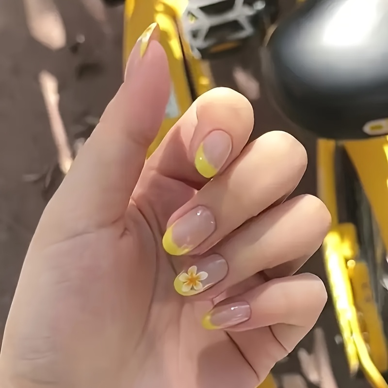 24pcs Yellow Glossy Artistic Nail Stickers, Floral Press-on Nails, Short Oval-shaped Nails, Suitable For Daily Wear