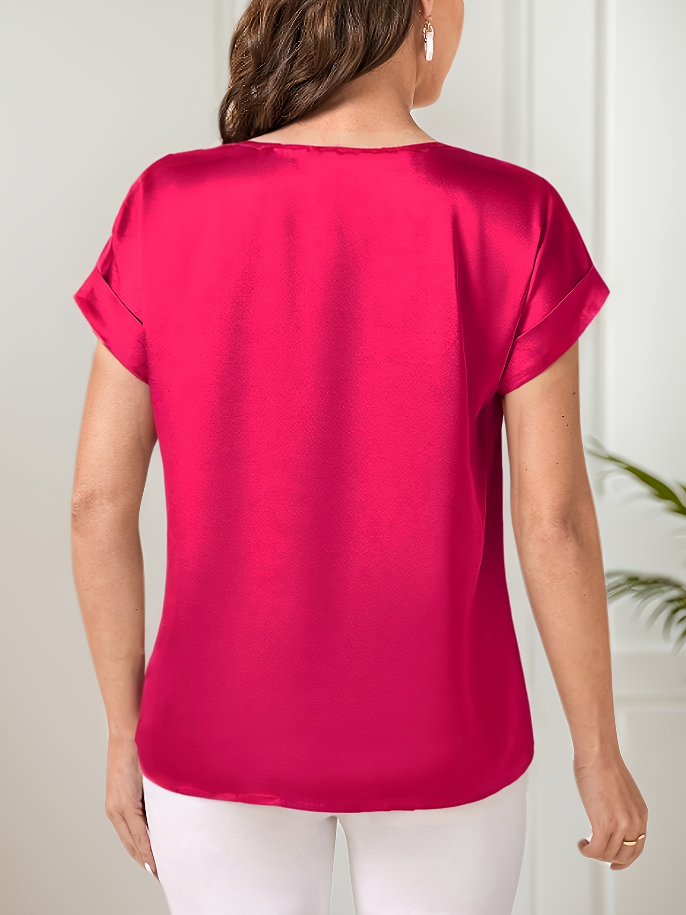 Elegantly Styled Versatile Short-sleeved T-shirt With A Simple And Fashionable Design