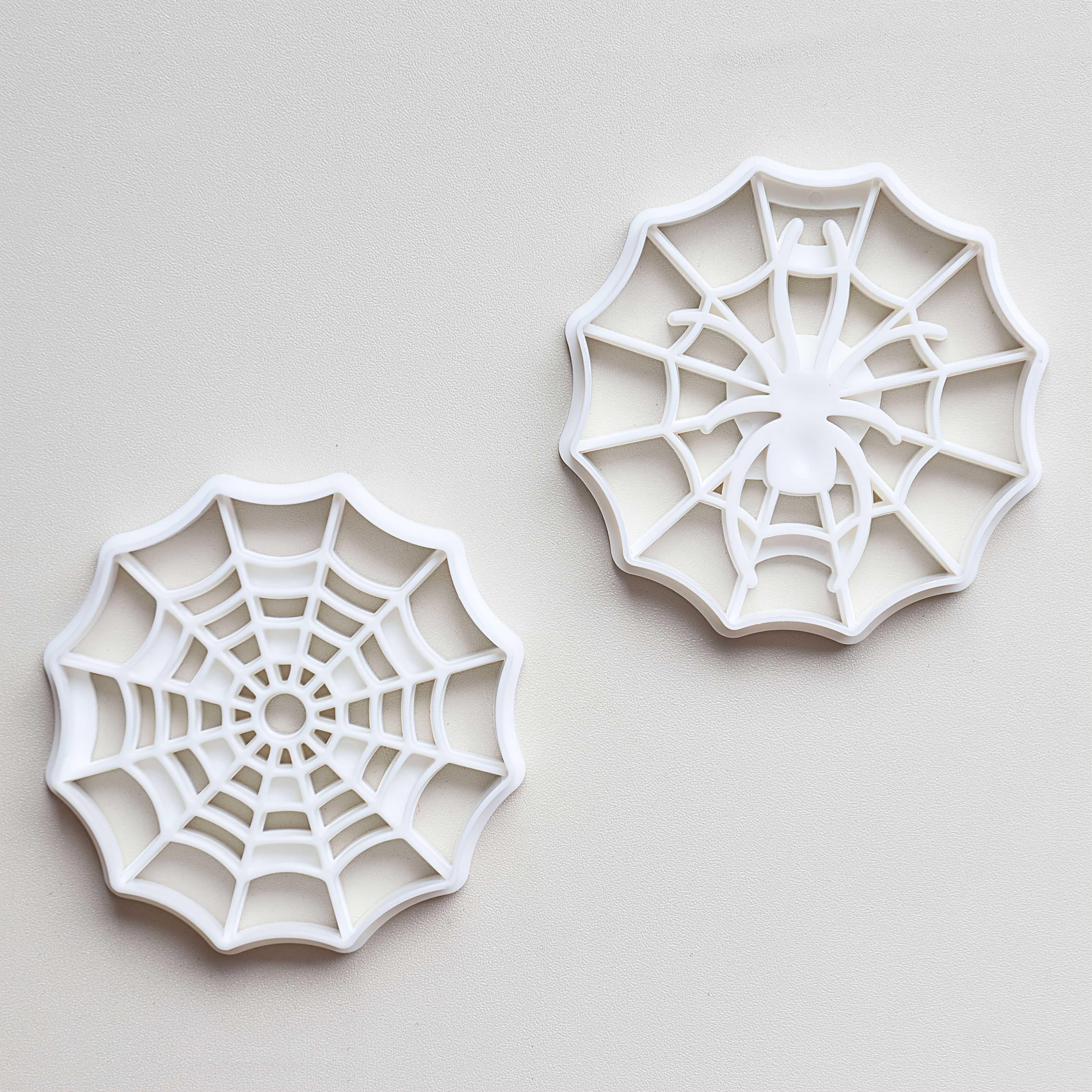 2pcs Set Of Cartoon And Web Cookie Cutters, Suitable For Holiday Fun And Home Baking Tools, Easy To Mold And Demold, Suitable For Holidays