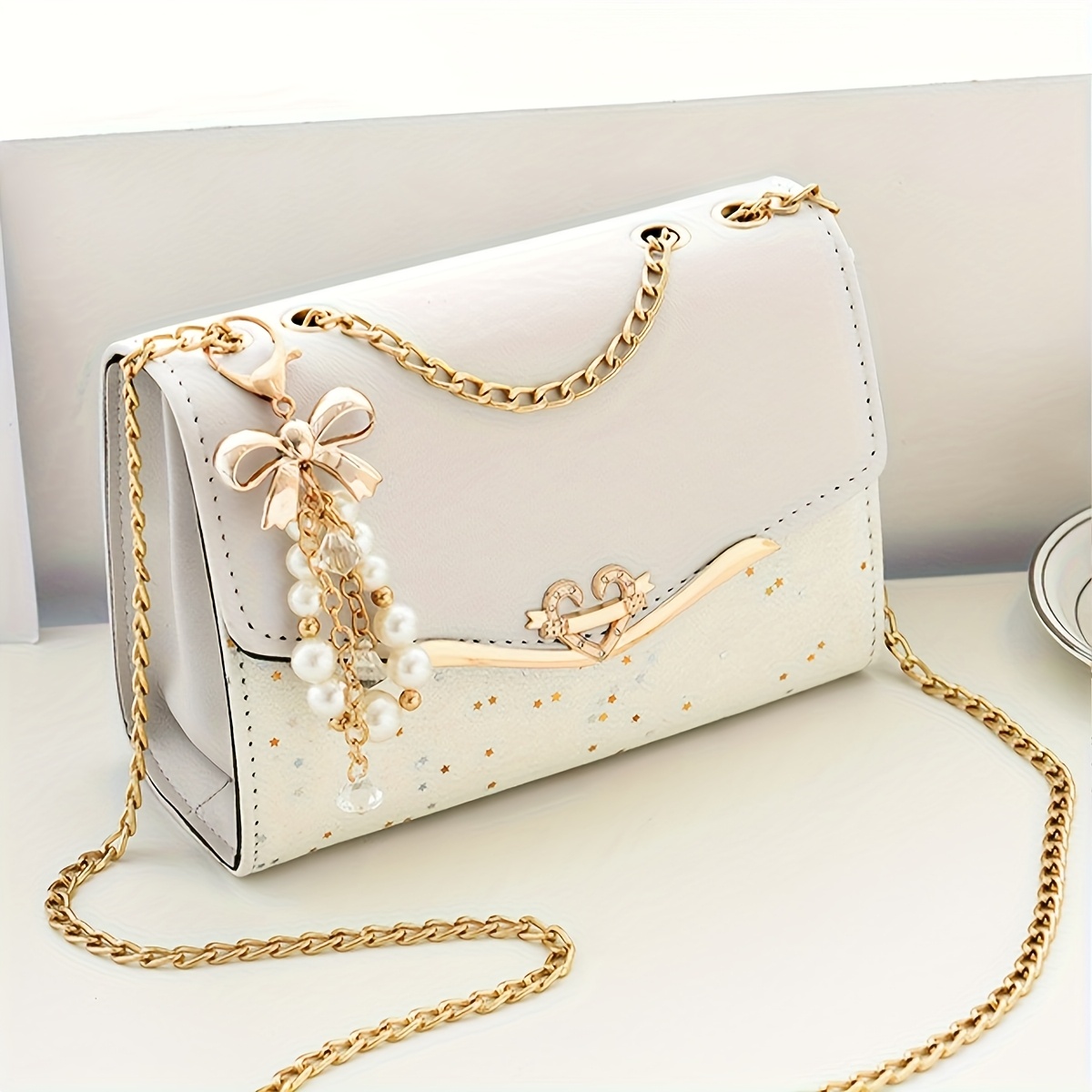Bandolera Bohemia Beige de PU con Encanto de Borla - Bolso de Hombro con Solapa de Estilo Urbano y Correa de Cadena Metálica, Ligero y Portátil para Compras, Oficina, Universidad, Viajes - Regalo Ideal para Mujeres, Tema de Ocasión, Día de San Valentín