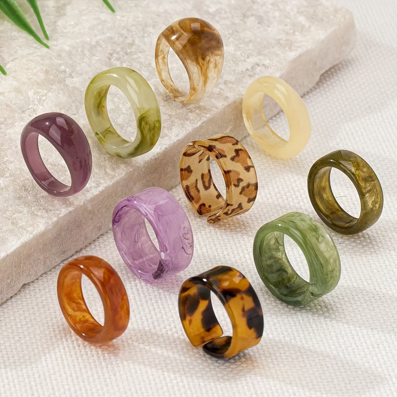 E-shop 10-teiliges Harz-Ringset im böhmischen Stil in frischen pastelligen Dopamin-Farben, Influencer-Urlaubsstil-Mode-Fingerringe mit Leopardenmuster,