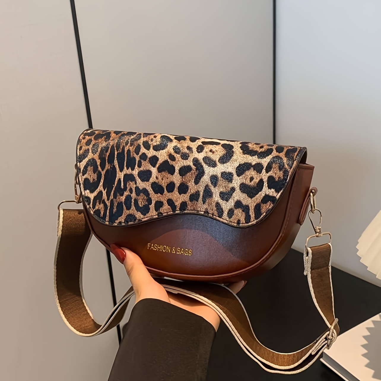 

1pc Women' Crossbody Bag, Leather Shoulder Purse, Solid Color With Leopard Print Flap, Magnetic Closure, Leather , Painted, With In Guangzhou For Daily Use