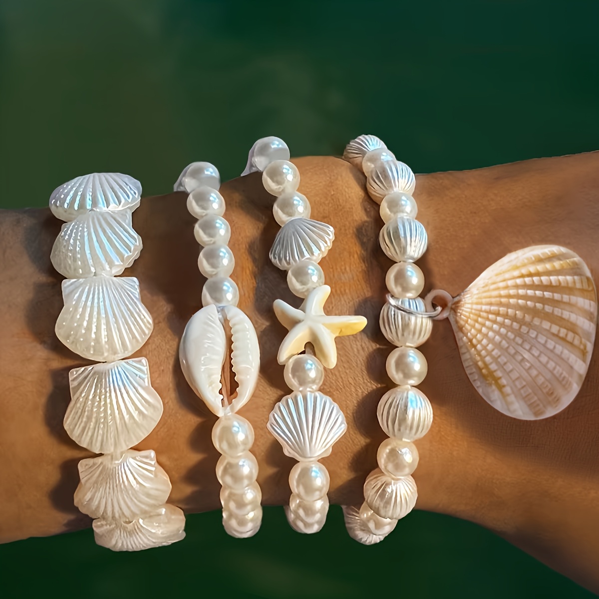 E-shop 4-teiliges Armband-Set im Boho-Stil, bestehend aus mehreren übereinanderliegenden Harz-Schalen, künstlichen Perlen, geeignet für den täglichen