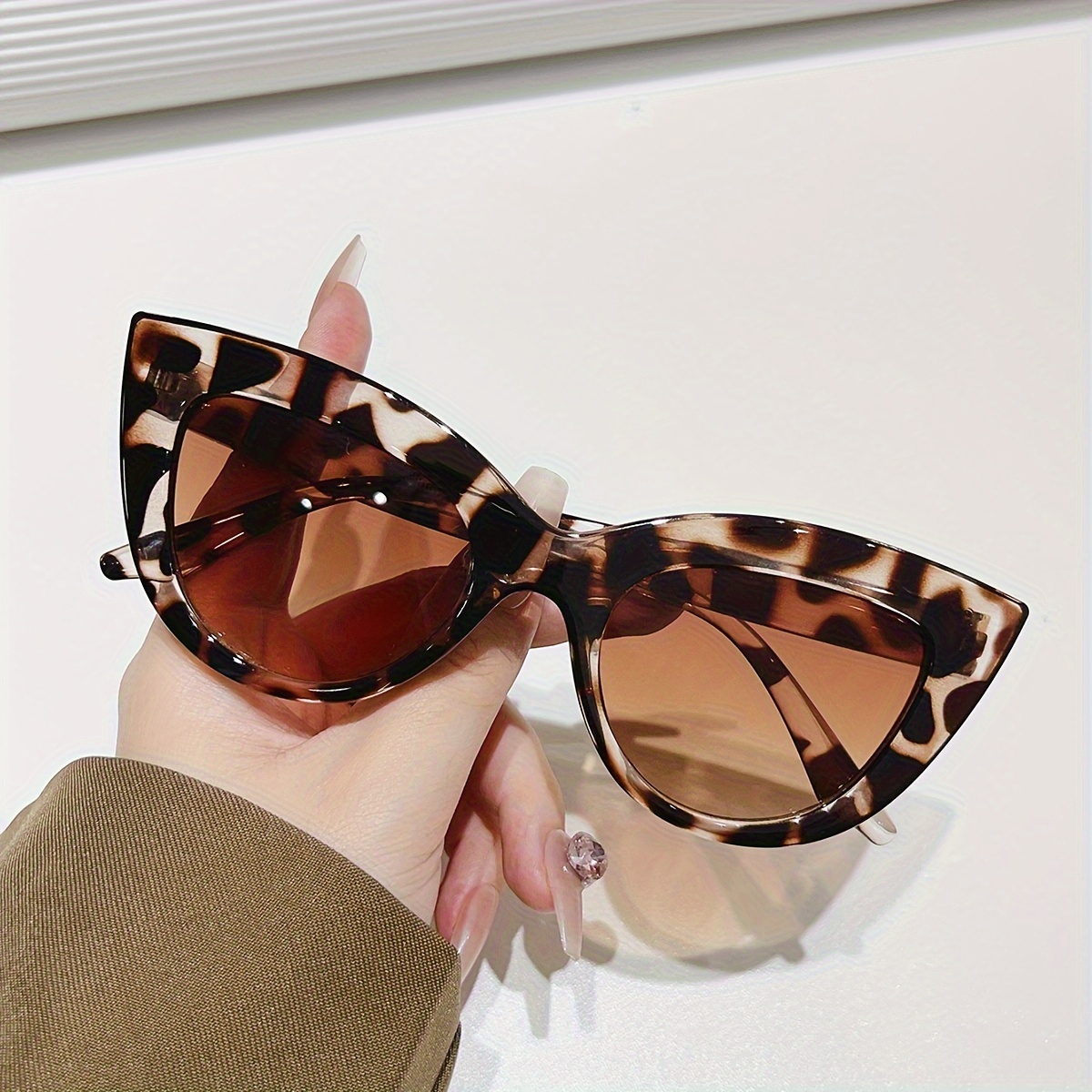 

2024 Trendy Korean-style Women's Cat Glasses - Large Frame, Slimming Effect, Lenses, Plastic, Fashionable Streetwear &