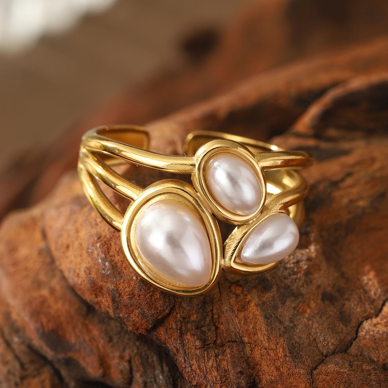 טבעת גיאומטרית אחת לנשים מפלדת אל-חלד עם 3 פניני חיקוי - טבעת יוצרת יוקרתית