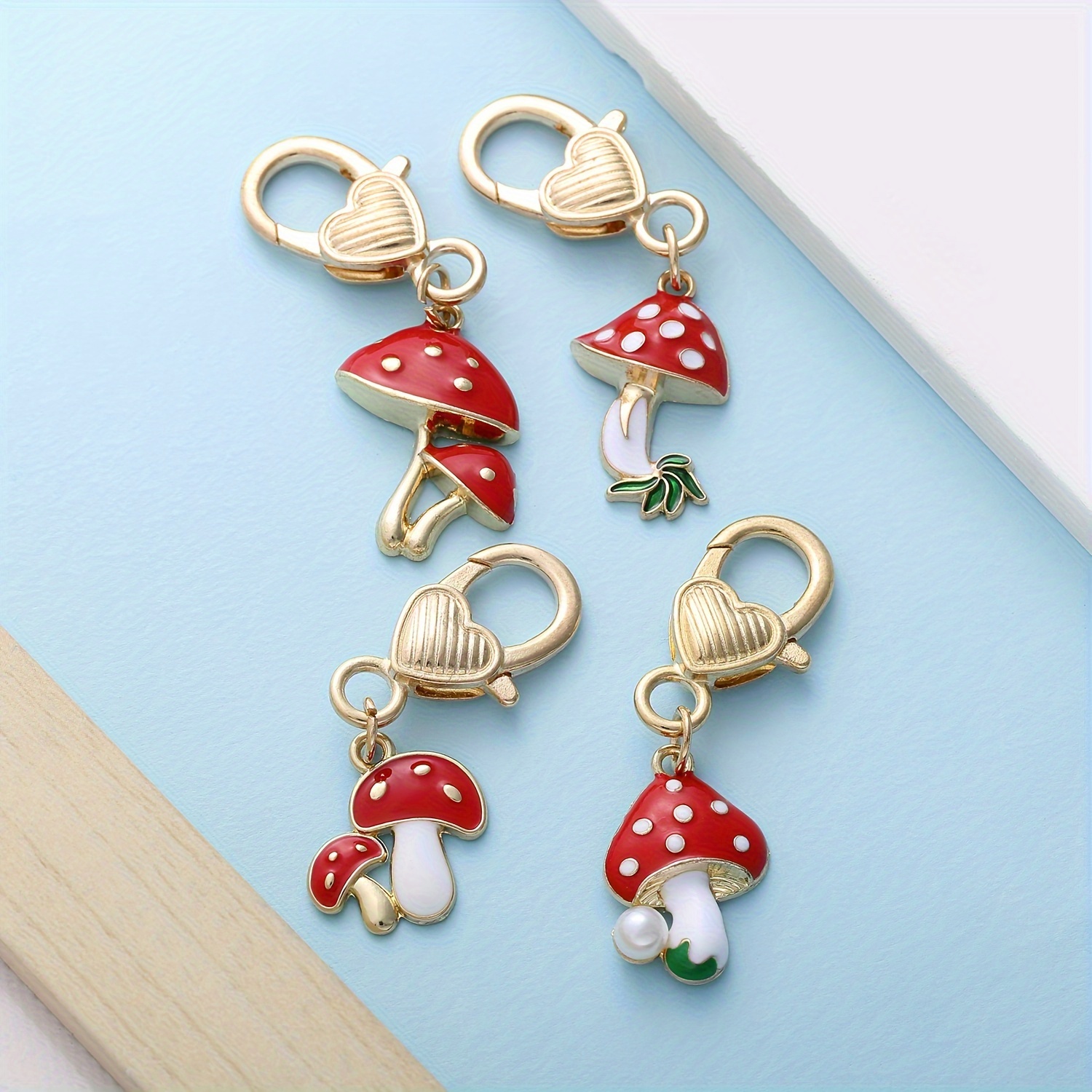 Image of A Stylish Red Mushroom Keychain Made Of Alloy, Perfect For Back-to- And As A Trendy Accessory For Halloween And Christmas