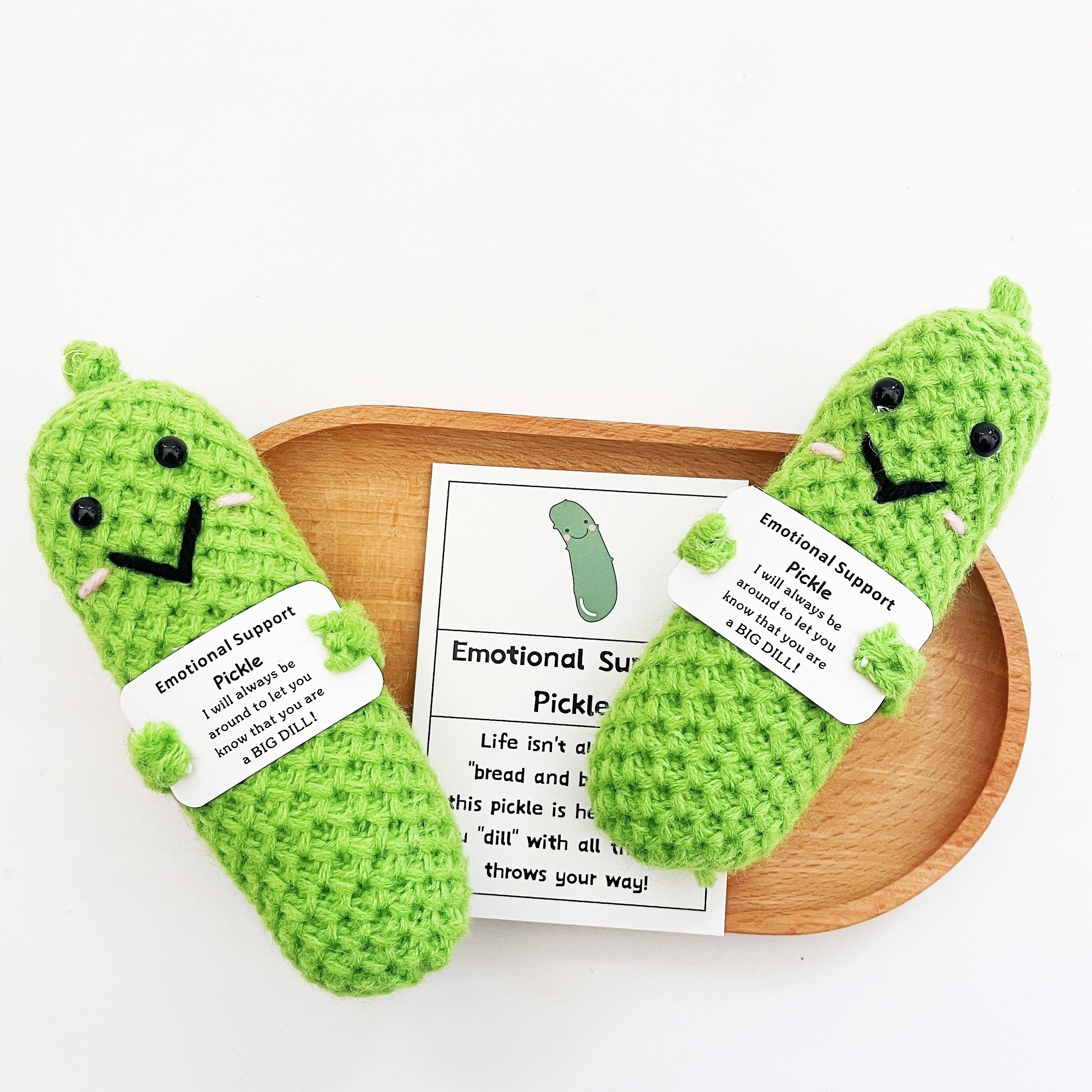 Cadeau de concombre mariné fait à la main - Jolie poupée de concombre  tricotée avec carte d'affirmation positive, jouet amusant pour soulager le  stress - Décoration de bureau - Cadeau idéal pour
