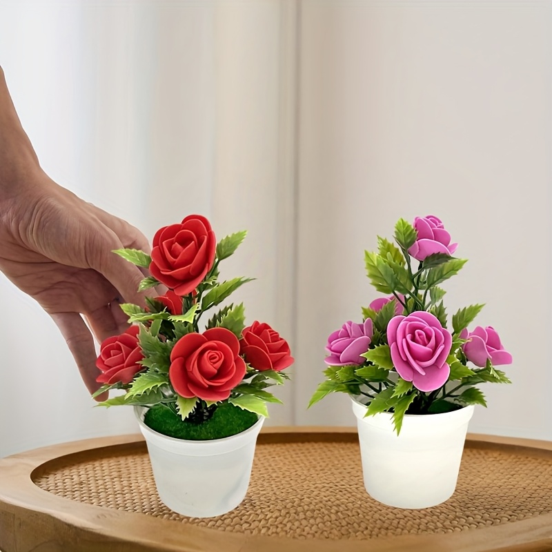 Twee levensechte kunstmatige rozen in pot