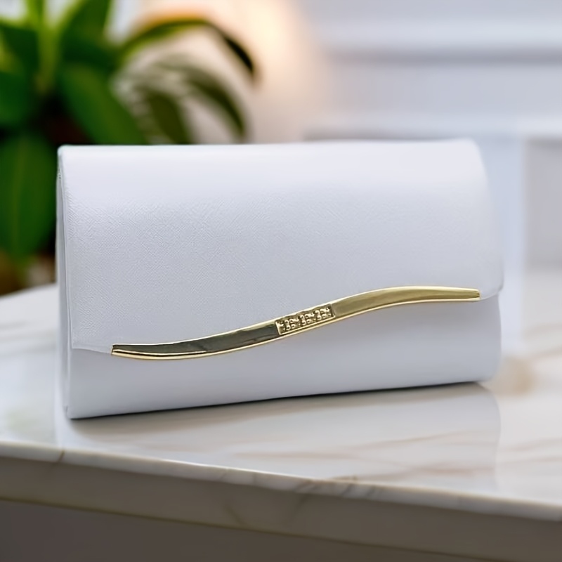 Image of An Elegant Clutch For Women, A Luxurious Chain Shoulder Bag Suitable For Formal Occasions Like Evening Dinners And Weddings