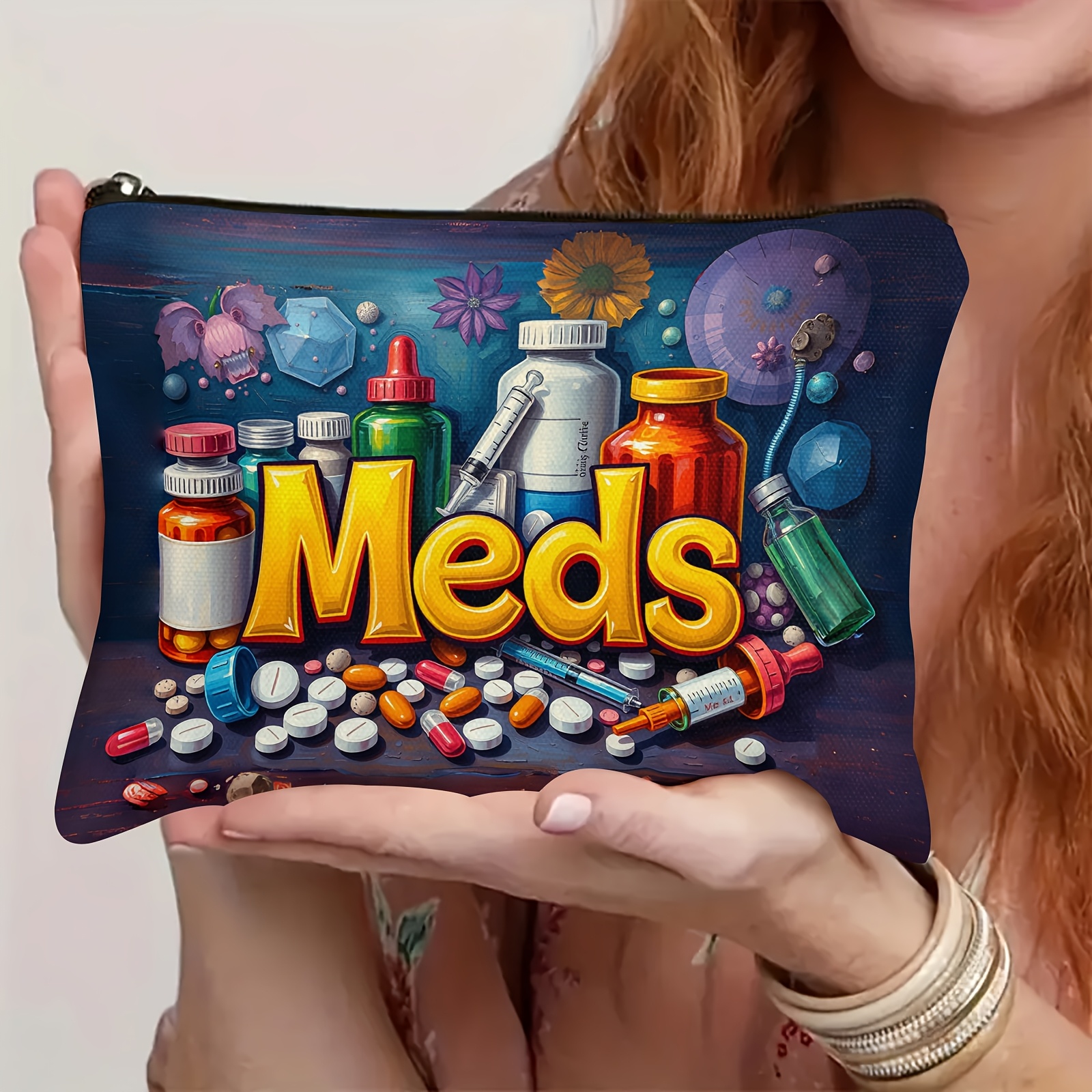 E-shop Reise Kosmetiktasche für Medikamente - Mit einem lebendigen, illustrierten Design und Reißverschluss. Diese leichte und faltbare Tasche ist für