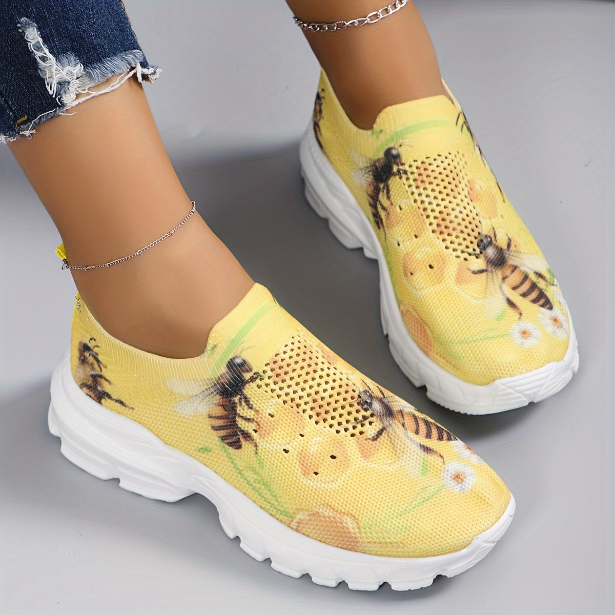 

Women's Lightweight Walking Shoes, Trendy Cartoon Bee Printed, Comfortable Slip-on Camp Shoes, Breathable Casual Outdoor Sneakers