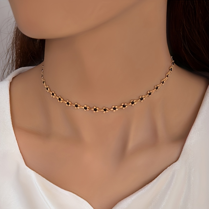 Image of Single-piece Fashionable, Elegant, Exquisite, And Cute Black Sunflower Blackened Copper Chain Necklace For Women, Suitable For Daily Wear, Gatherings, And Parties