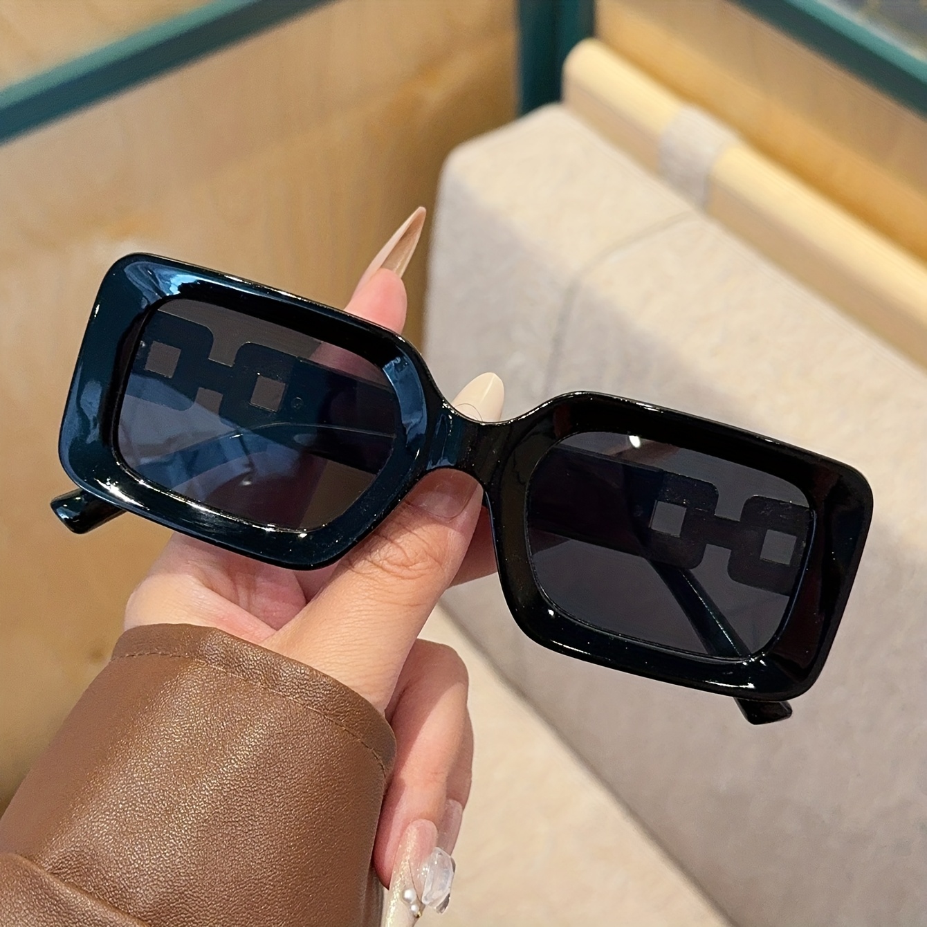 Image of 1pc Retro Fashion Black Frame Women's Sunglasses With Hollow Arm Design, Stylish Exquisite Premium Item, Anti, Suitable For Business Occasions, Daily Wear, And Gift