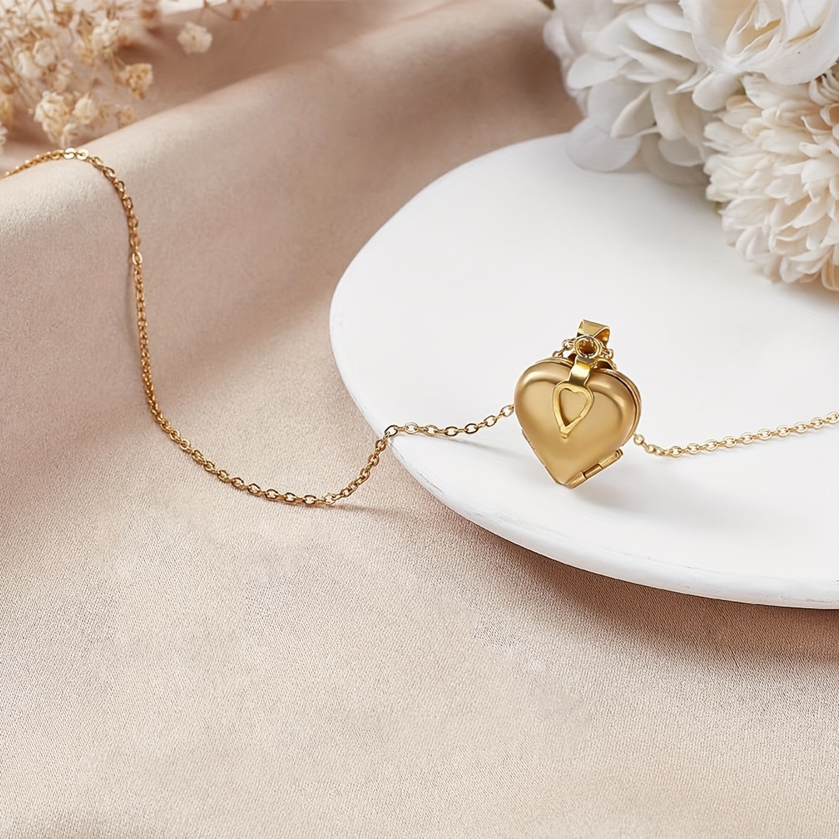 TEMU Customizable Clover Photo Locket Necklace With Four-panel Stereoscopic Heart-shaped Frame, Of Printing Color Images