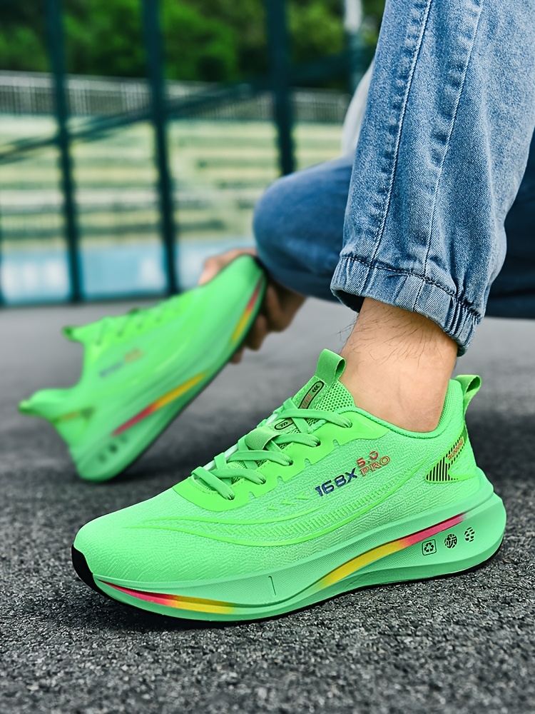 Chaussures de Course pour Hommes – Légères et Respirantes, Semelle Souple Amortissante Pour Usage sur Route & Sentier Chaînes Multifonctionnelles Antidérapants Adaptées au Marathon Triathlon VTT Cyclisme Gym Aérobic Randonnée Alpinism Port Quotidiens Mode Urbaine Style Sport Chaussettes d'Entraînements en Salle Entrainement à la Coupe du Monde Moderne Conception Durable Construction Solide Coussinée