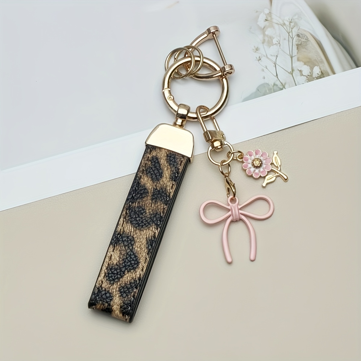 E-shop 1 Exquisites Leopardenmuster -Leder-Auto-Schlüsselanhänger mit einzigartigem Schleif- und Blumenanhänger - Langlebig, und vielseitig,