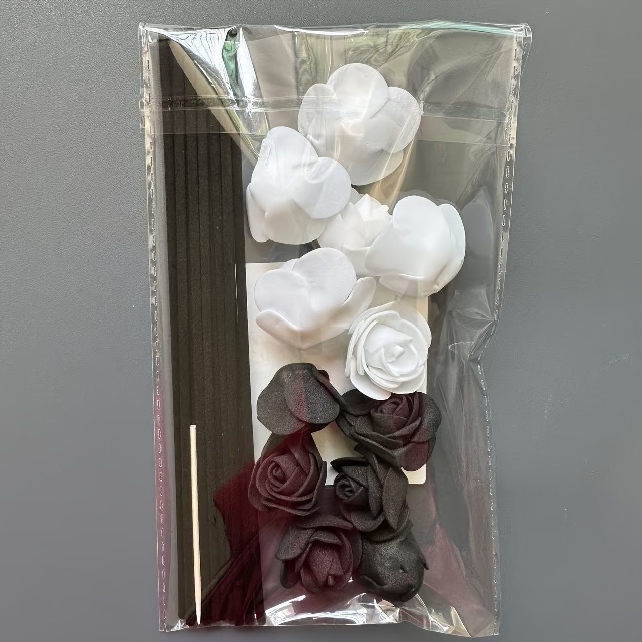 TEMU Ensemble de 25 pièces de diffuseur d' à fleurs noires et blanches ( parfum) - Comprend 12 bâtonnets d' noirs, 6 fleurs artificielles blanches, 6