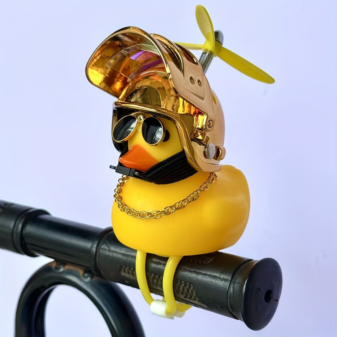 E-shop 1 Stück Coole Motorrad- & Fahrrad-Dashboard-Deko – Goldener Helm mit modischer Brille, passend für Straßenmotorräder – Perfektes Geschenk für