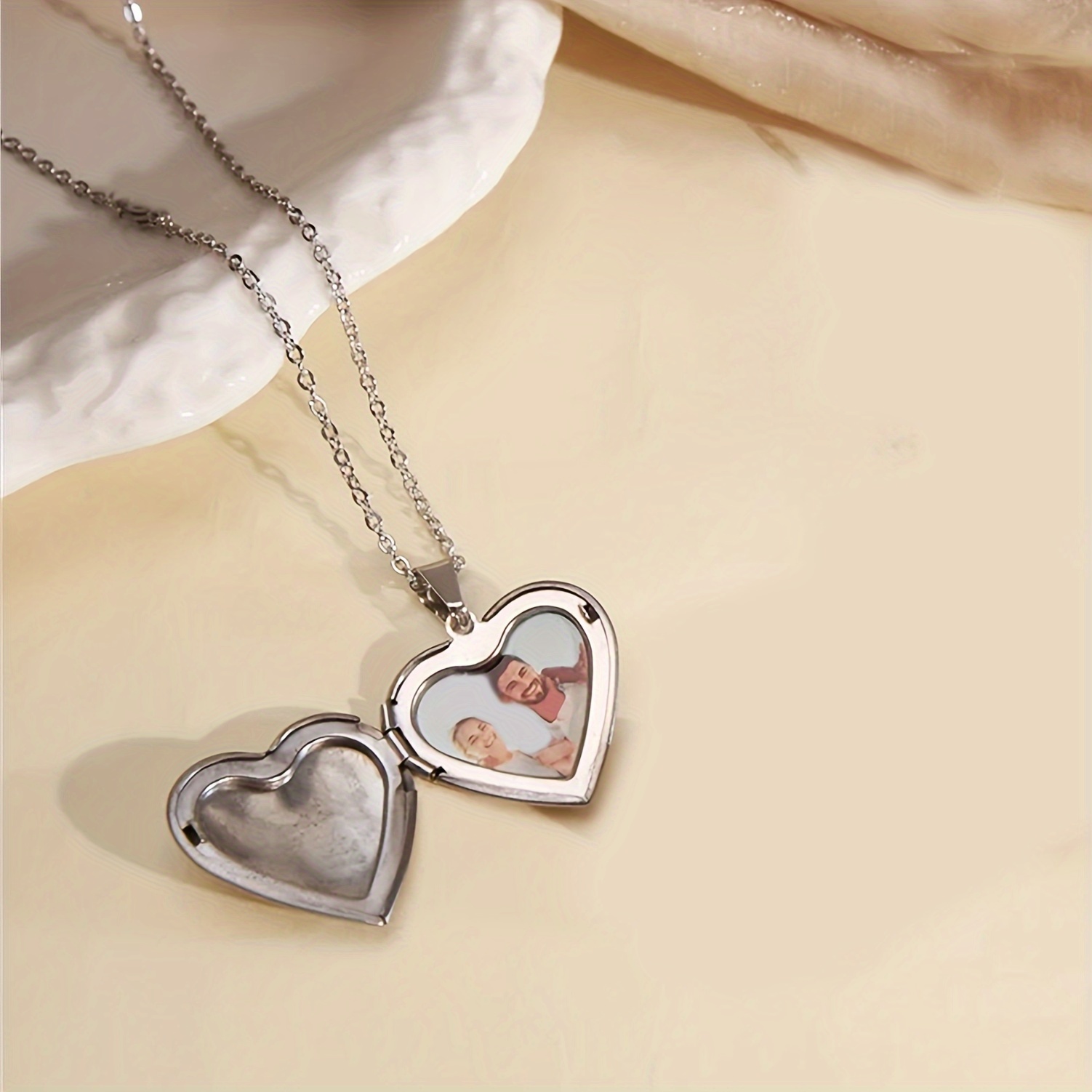 

Customizable Heart-shaped Photo Locket Necklace, Personalized Love Pendant, Romantic Anniversary Gift For Boyfriend, Fashion Style Stainless Steel Jewelry
