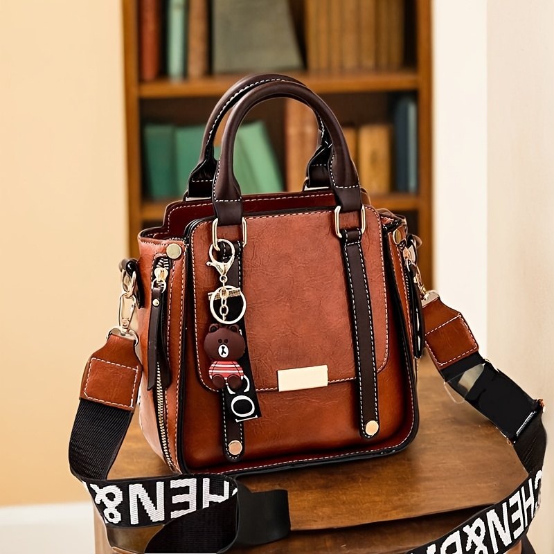 

Chic & Women's Crossbody Bag - Waterproof, Adjustable Strap, Large Capacity, Fashionable Square Design With Unique Letter Print