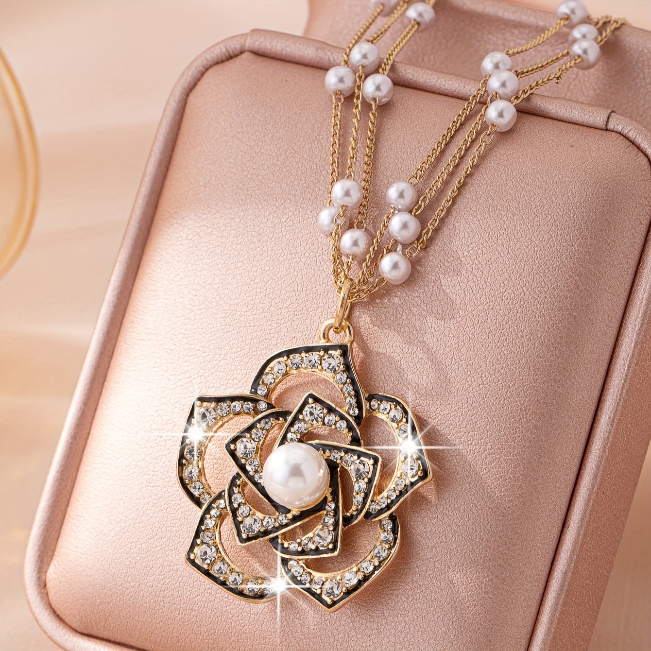 E-shop Elegante, stilvolle, luxuriöse, hochwertige Mehrschicht-Halskette mit Kunstperlen-Metallblumen-Anhänger