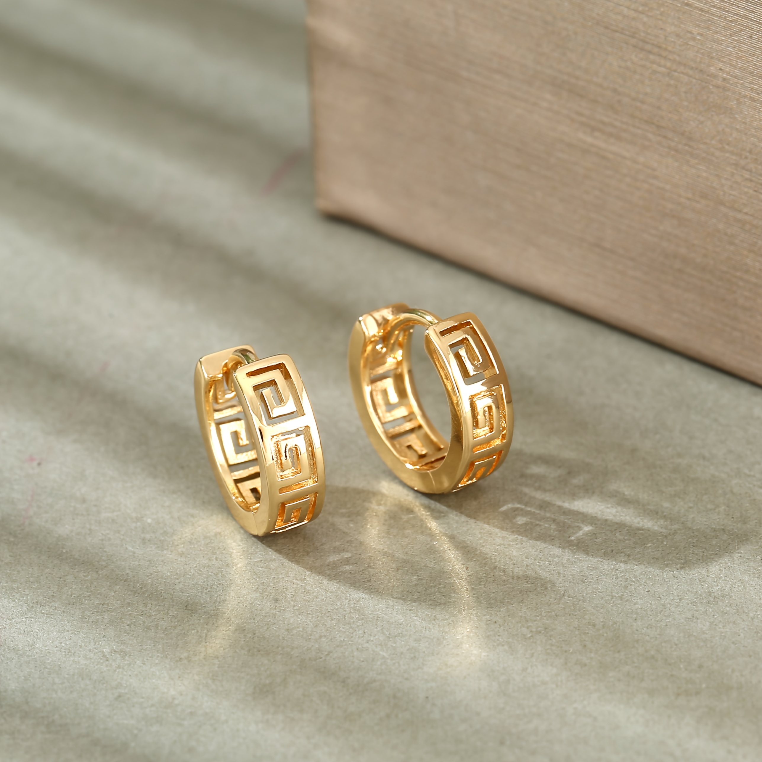

1 Paire de Boucles d'Oreilles en Cuivre à Motif Géométrique Creux Simple et Polyvalent avec Style Rétro pour Femmes, Parfaites pour les et de la Saint-Valentin