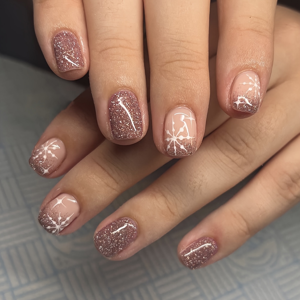 

24 pièces de clous de neige étoilés de Noël de couleurs mélangées, carrée courte, ensemble de faux ongles de couverture complète brillants pour femmes et filles