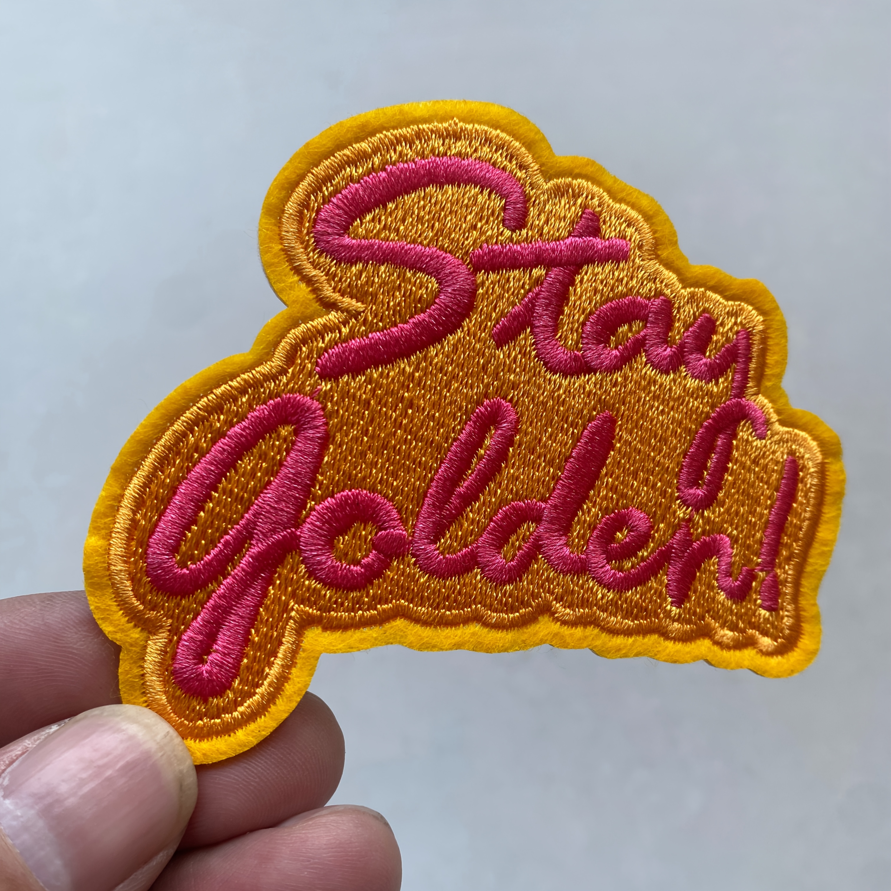 TEMU Nouveau Patch Brodé Doré "STAY" en Lettres Jaunes, Style Cowboy Western Tendance. Idéal pour la Décoration DIY sur Chapeaux, Vêtements, Vestes,