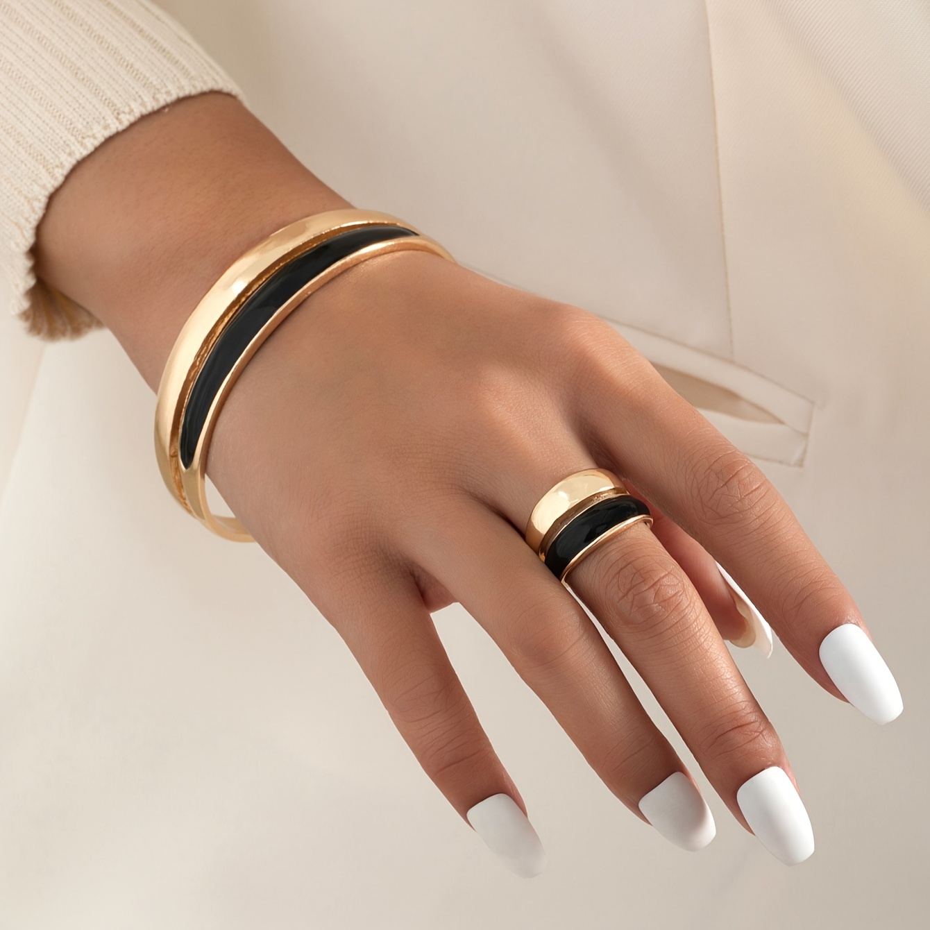 

Ensemble De Bijoux En Alliage Comprenant 1 Bague Et 1 Bracelet Avec Un Design Coloré En Émail, Dans Un Style Vintage Élégant Pour Décorer Les Mains Des Femmes.