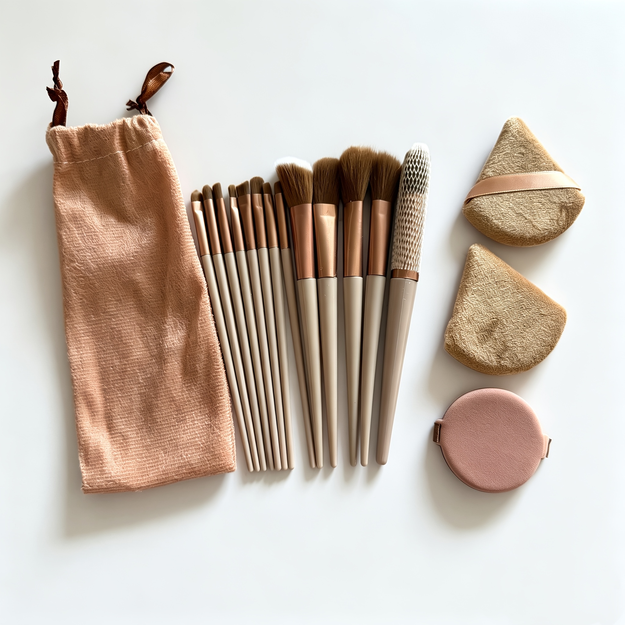 TEMU Set complet de 17 pinceaux de maquillage, comprenant 13 pinceaux de maquillage marron, 2 éponges triangulaires, 1 éponge ronde et 1 pochette de