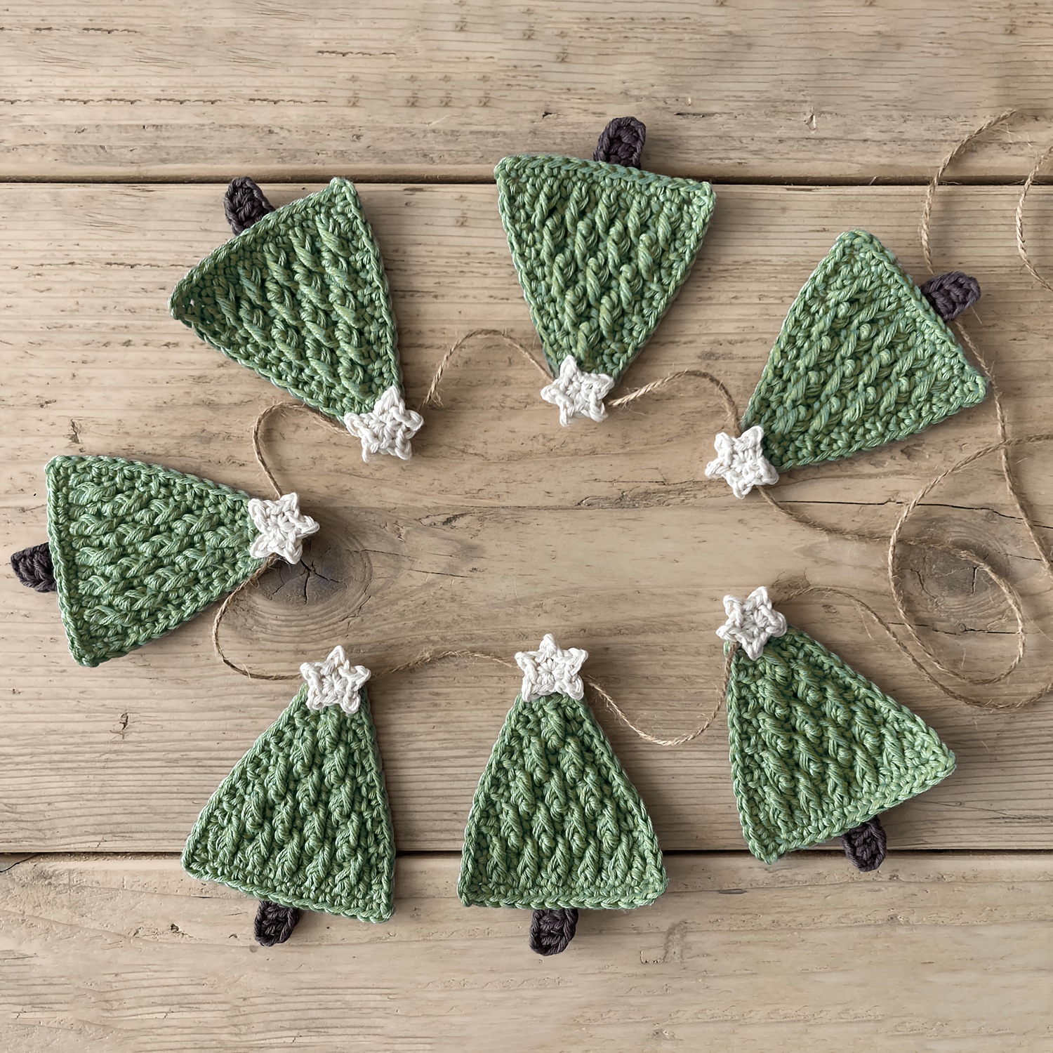 TEMU Guirlande de Noël en Crochet Fait Main - Bannière Suspendue Franges en et Blanc avec Arbres en Crochet et Pompons Étoiles pour Sapin, Cheminée,