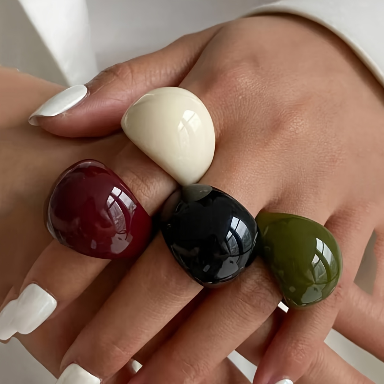 Image of 4pcs/set Fashionable Unique Geometric Minimalist Resin Rings, Oversized Round Rings In Black, Red, Green, White For Women, Suitable For Daily Wear, Holidays And Parties
