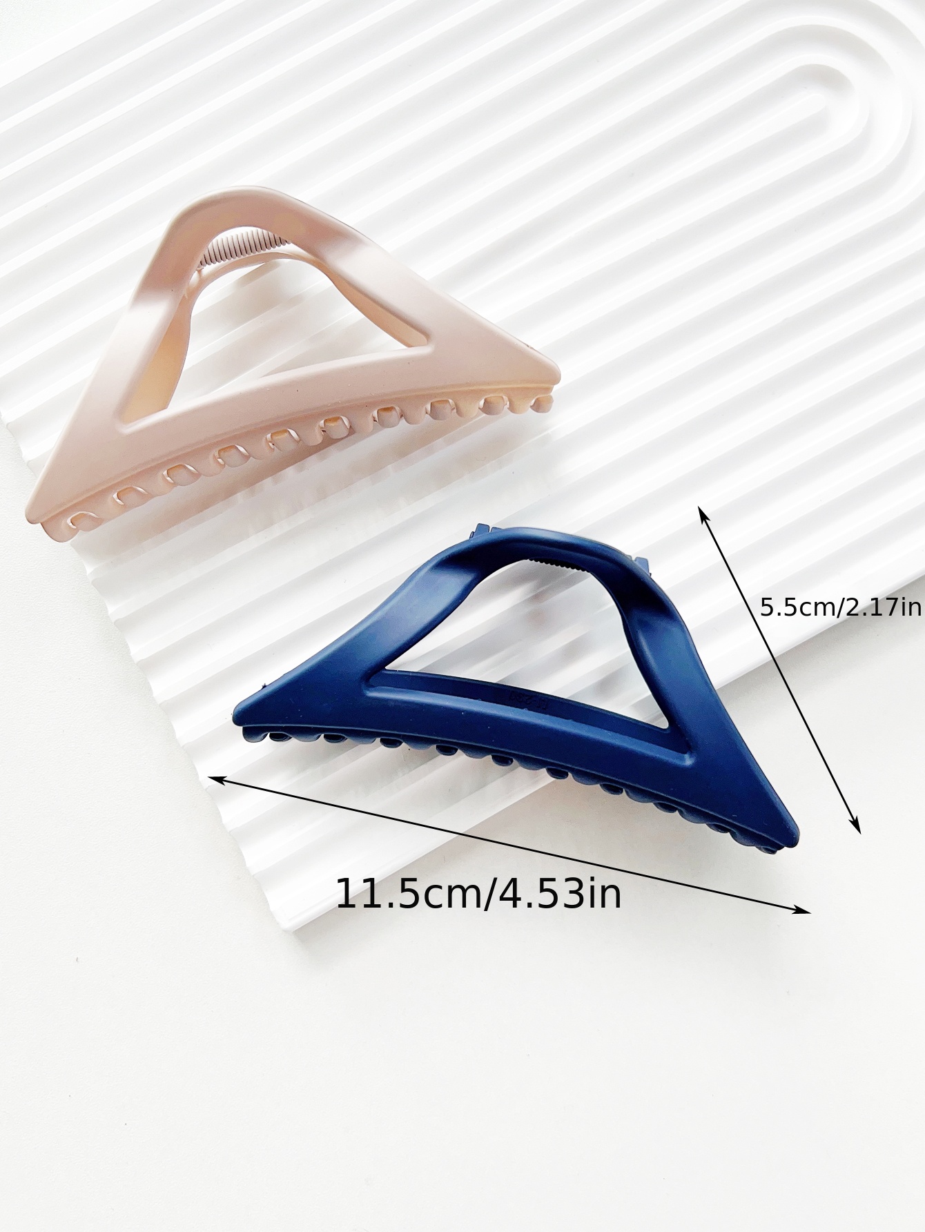 Triangle-logo claw hair clip