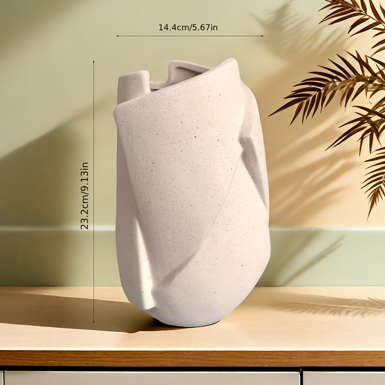 A 23cm high vase suitable for indoor and outdoor flower cultivation, with a rough surface that looks more advanced. The interior is waterproof and does not leak. It can also be used as an indoor flower insert decoration