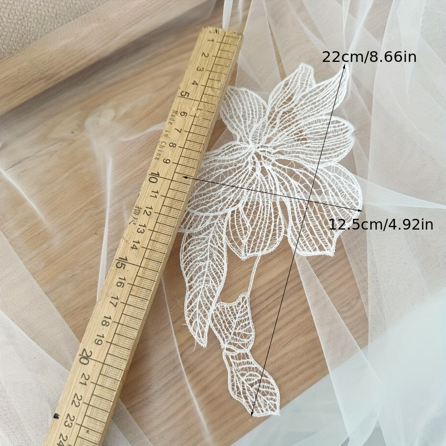 E-shop Fünf weiße Spitzen-Fischernetz-Blumen Stoffflicken für Hochzeitskleid Dekoration
